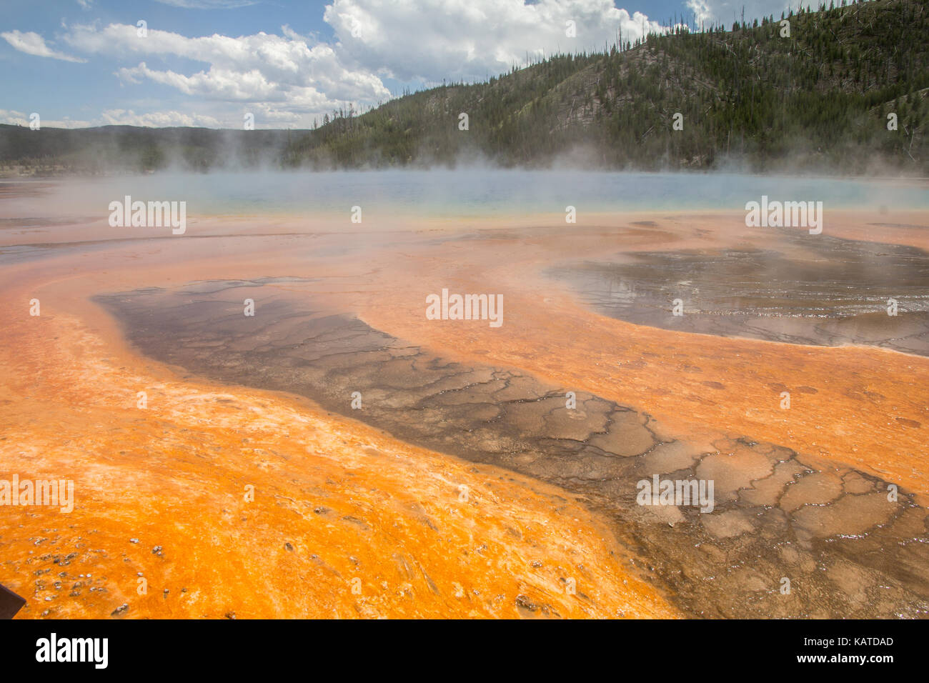 El agua caliente se ejecuta fuera de Grand Prismatic Spring, el parque nacional Yellowstone, Wyoming, Estados Unidos. Foto de stock