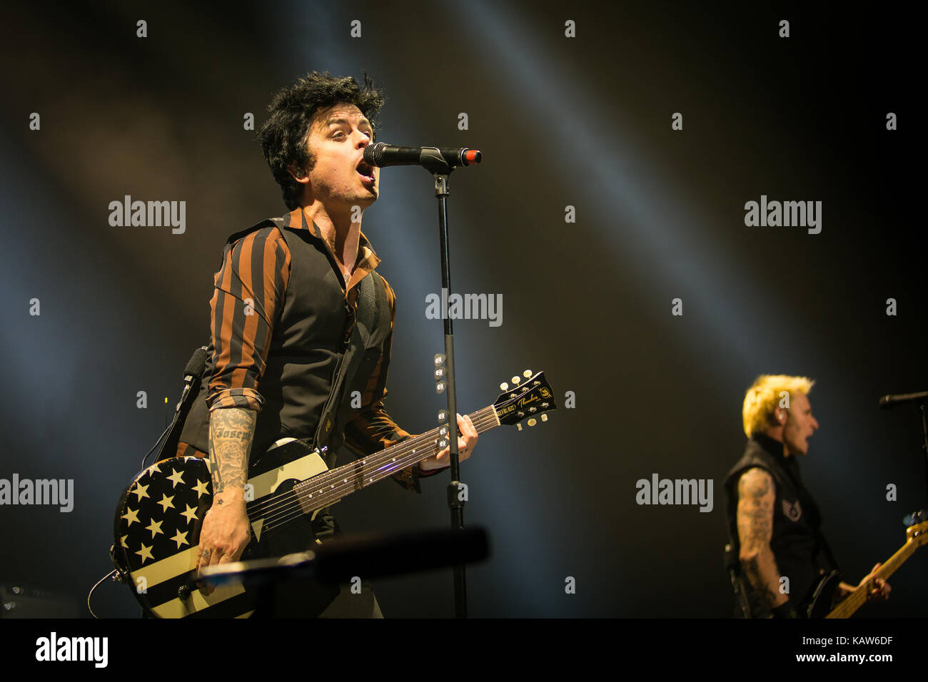 La banda de punk rock americana Green Day realiza un concierto en vivo en  Oslo Spektrum. Aquí el cantante y músico Billie Joe Armstrong es visto en  vivo en el escenario. Noruega,