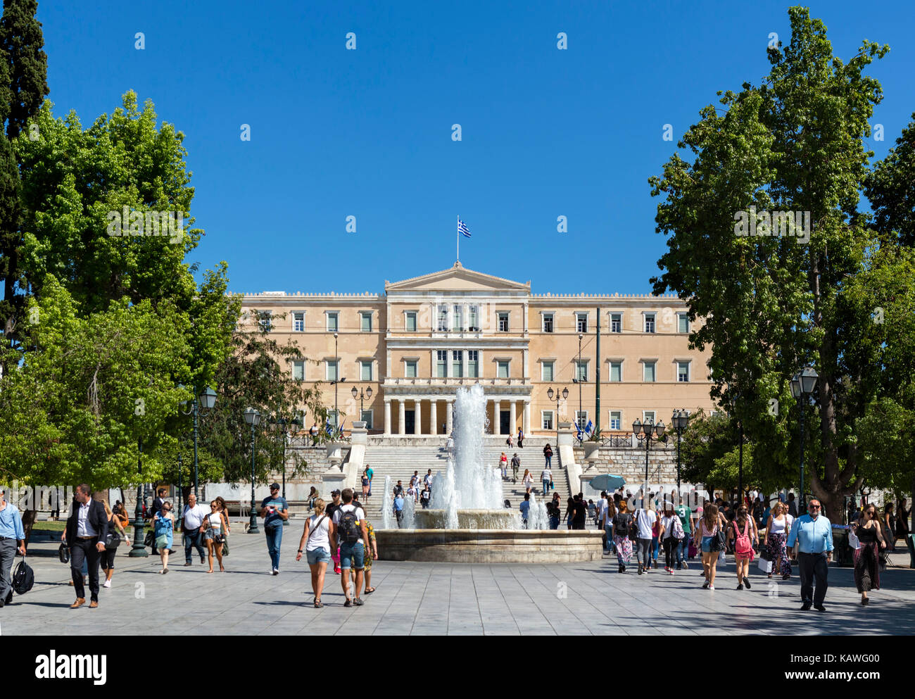 Edificio del Parlamento griego (Antiguo Palacio Real) en la Plaza Syntagma, Atenas, Grecia Foto de stock