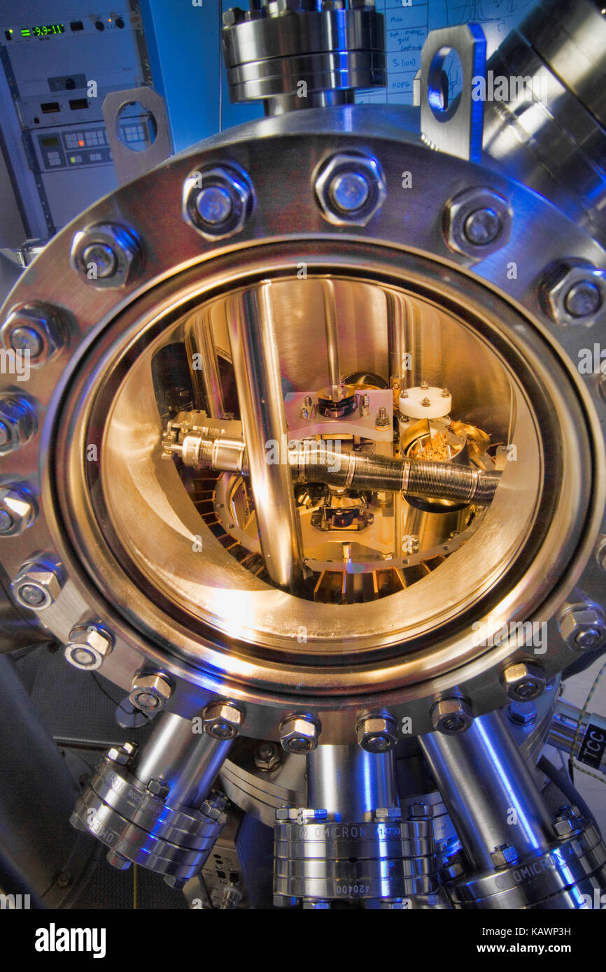 Ventana en la muestra la etapa de ultra alto vacío un microscopio de fuerza  atómica en el departamento de nanotecnología en la Universidad de  Leicester, Reino Unido Fotografía de stock - Alamy