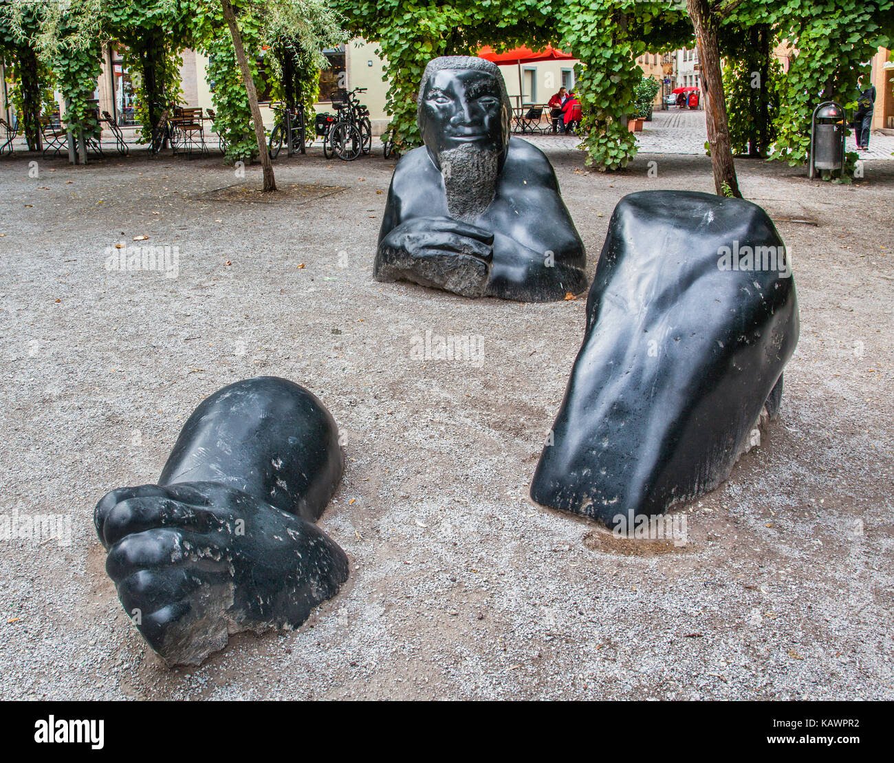 Alemania, Turingia, Weimar, Frauenplan, escultura 'Sunken gigante (Versunkener Riese) por el escultor alemán Walter Sachs Foto de stock