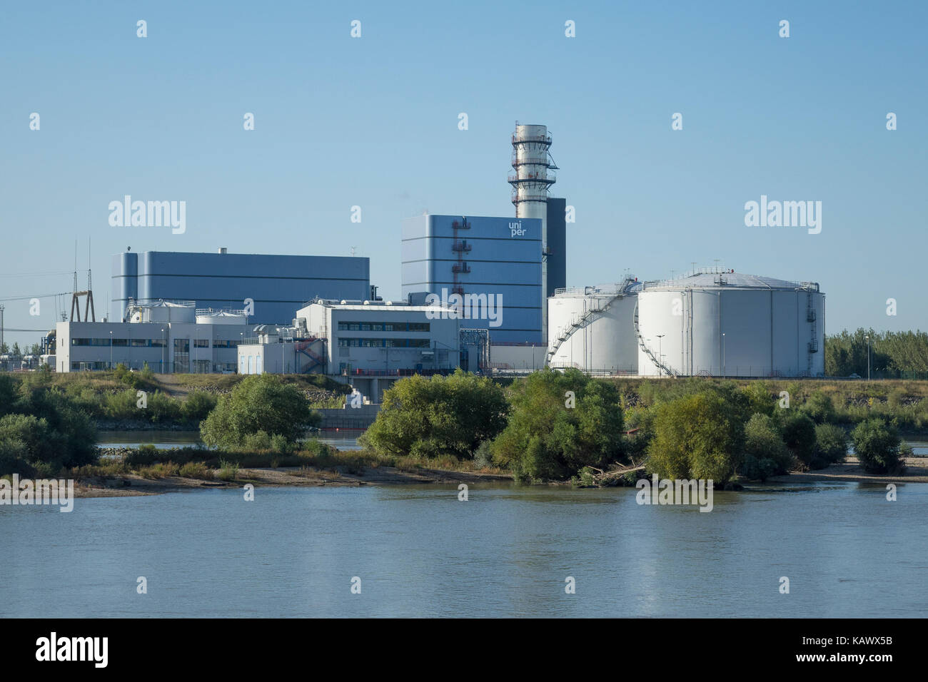 Hungría, Gonyu Gjor, planta eléctrica a gas y el río Danubio Foto de stock