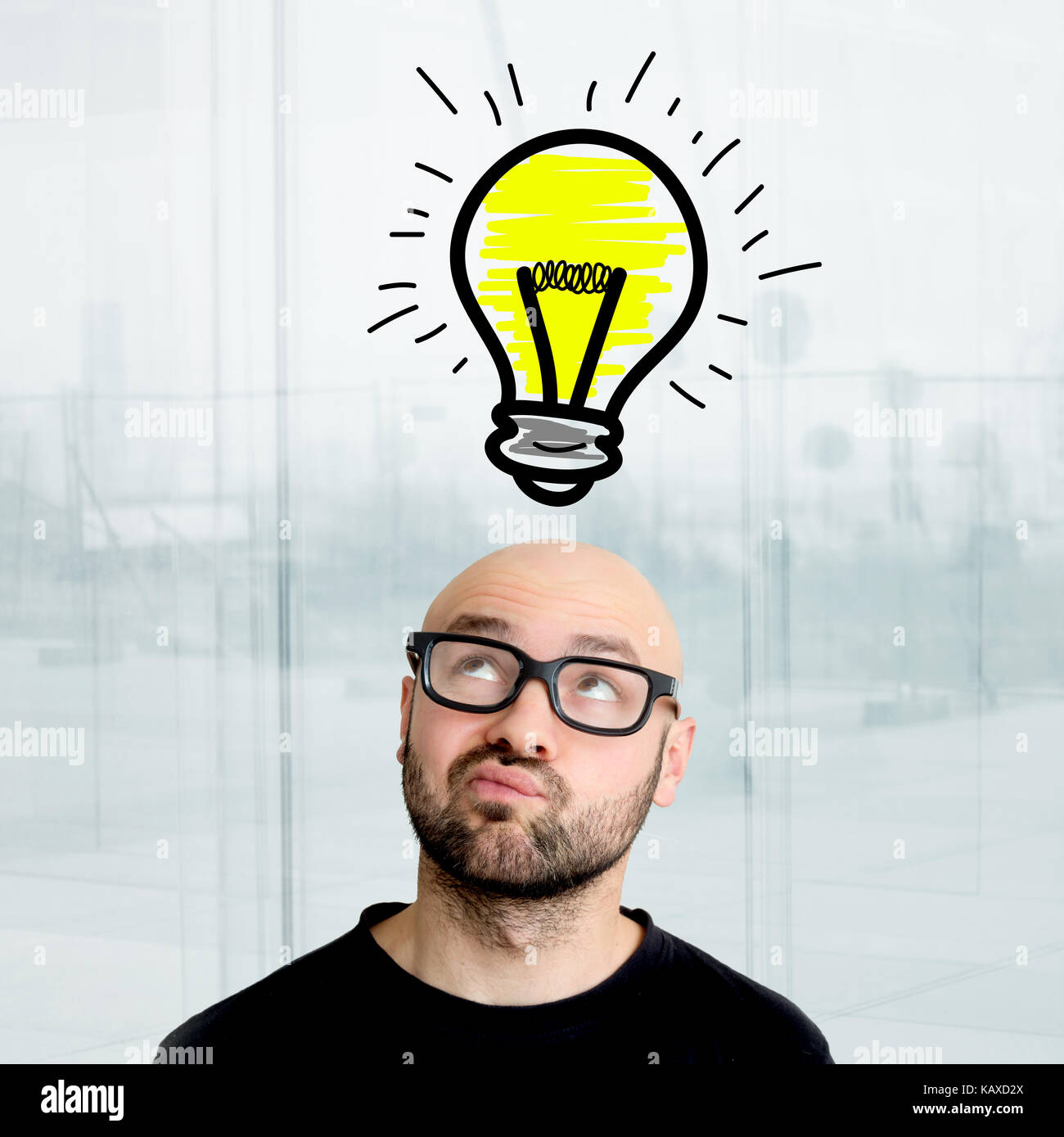 Vista vertical de un geek buscando buena idea con lámpara bombilla sobre su  cabeza - imaginación concepto Fotografía de stock - Alamy