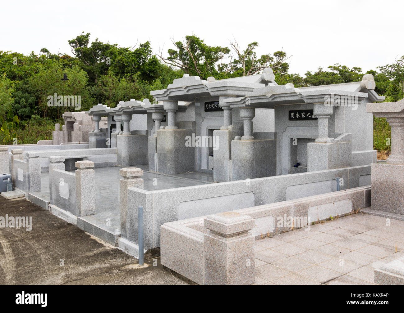 Tumbas en un cementerio, Islas Yaeyama, isla de Taketomi, JAPÓN Foto de stock