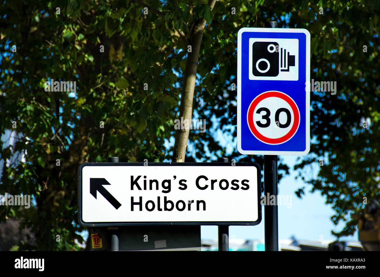 Londres, Inglaterra, Reino Unido. firmar en el terraplén de kings cross y holborn, límite de velocidad de 30 mph y la advertencia de cámaras de velocidad Foto de stock
