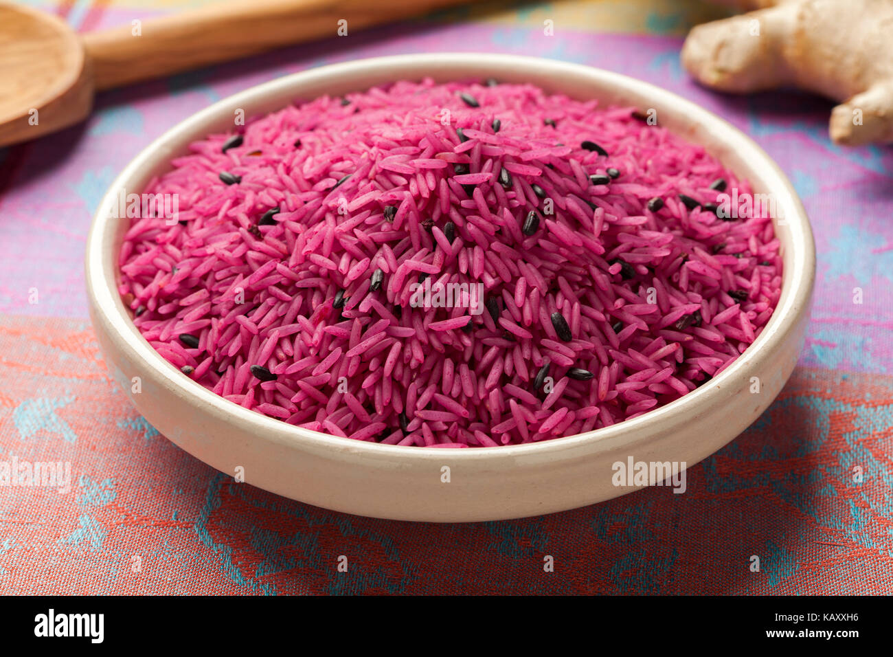 Recipiente con rojo indio sin cocer arroz orgánico Foto de stock
