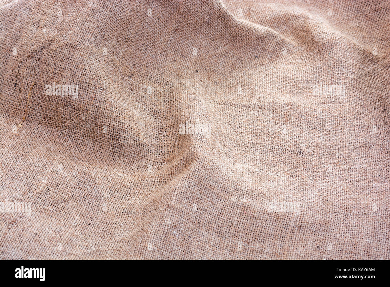 Arrugado saco de arpillera o tela de saco de yute, el enfoque selectivo Foto de stock