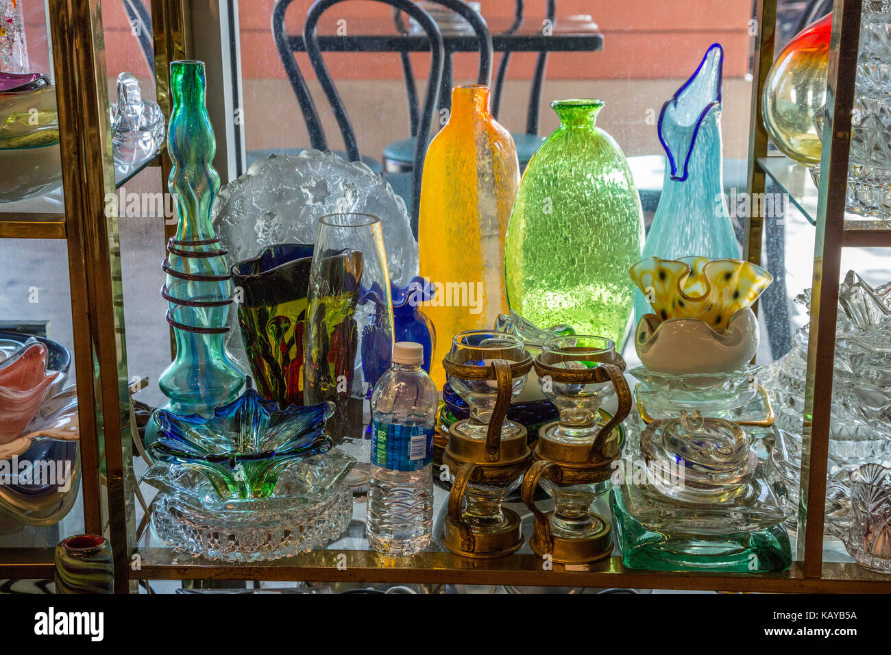 Miami, Florida. Cristalería antiguas en exhibición en el Museo Cubaocho, Little Havana. Foto de stock