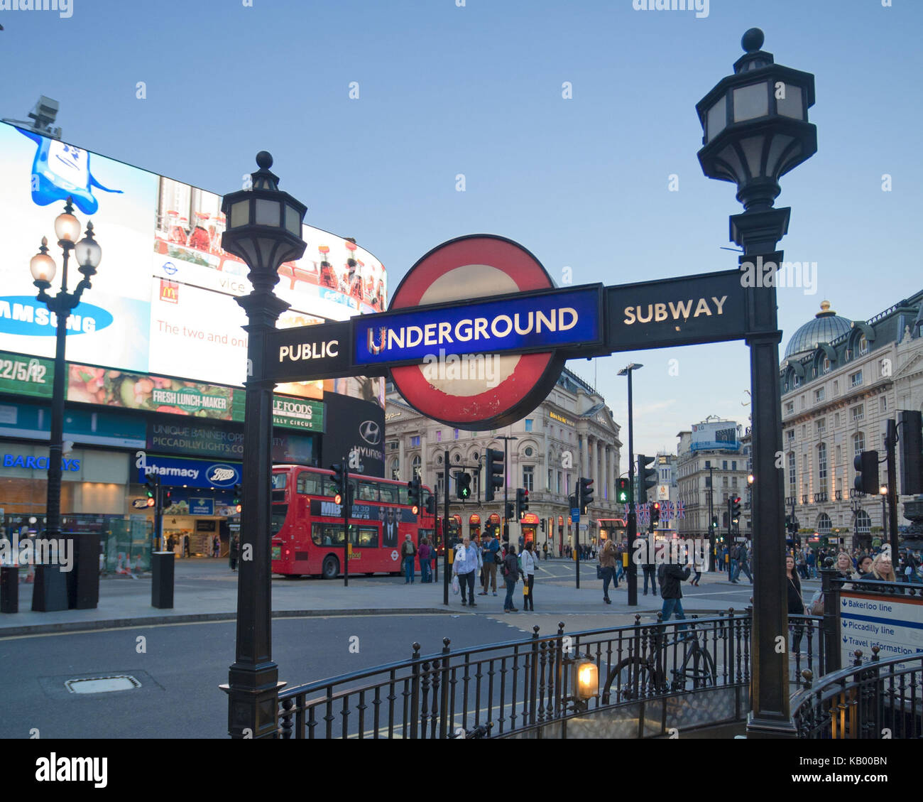 Gran Bretaña, Londres, estación de metro de Piccadilly Circus, en la noche, Foto de stock