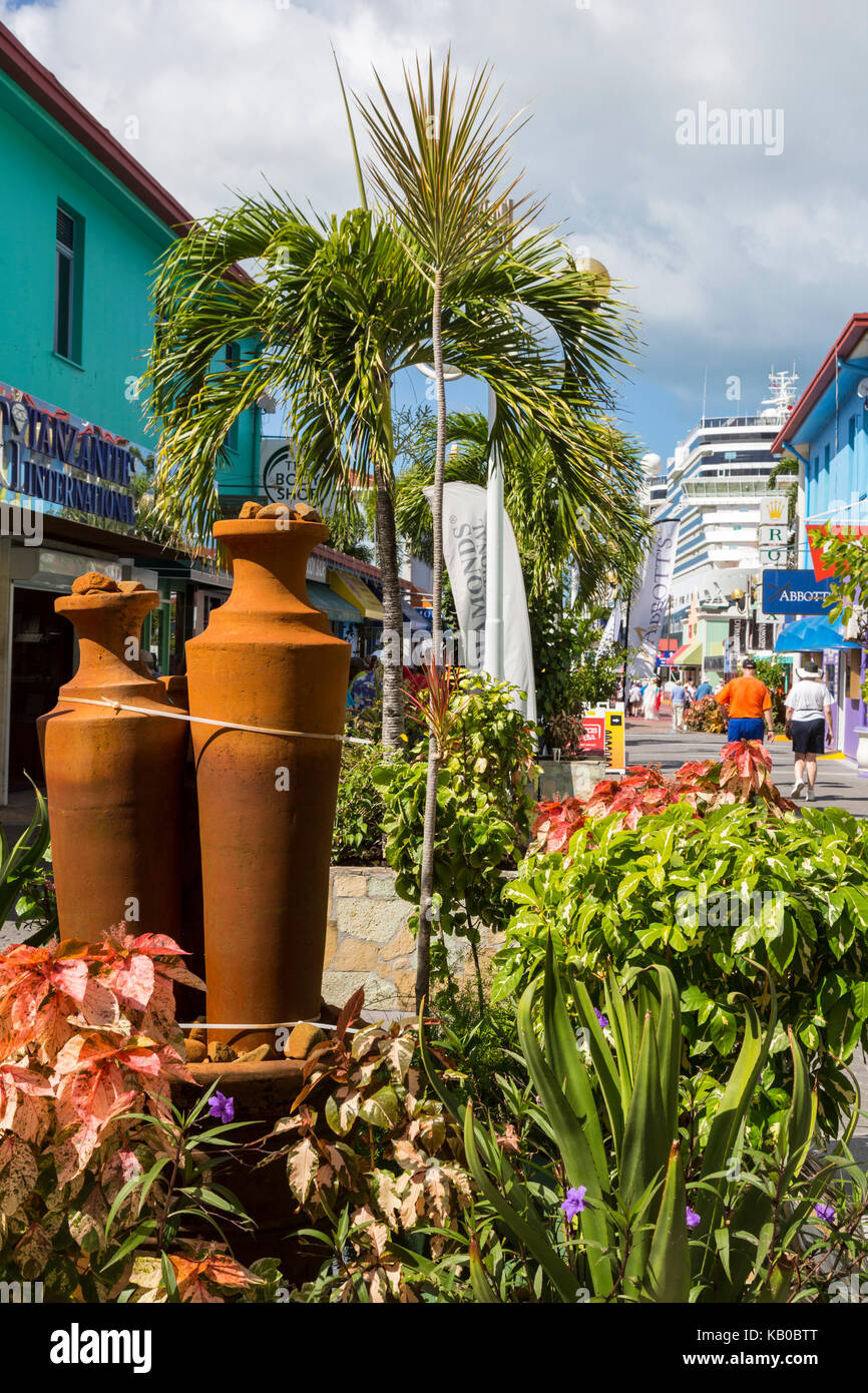 St. Johns, Antigua. Escena de una calle que conduce a un crucero. Foto de stock