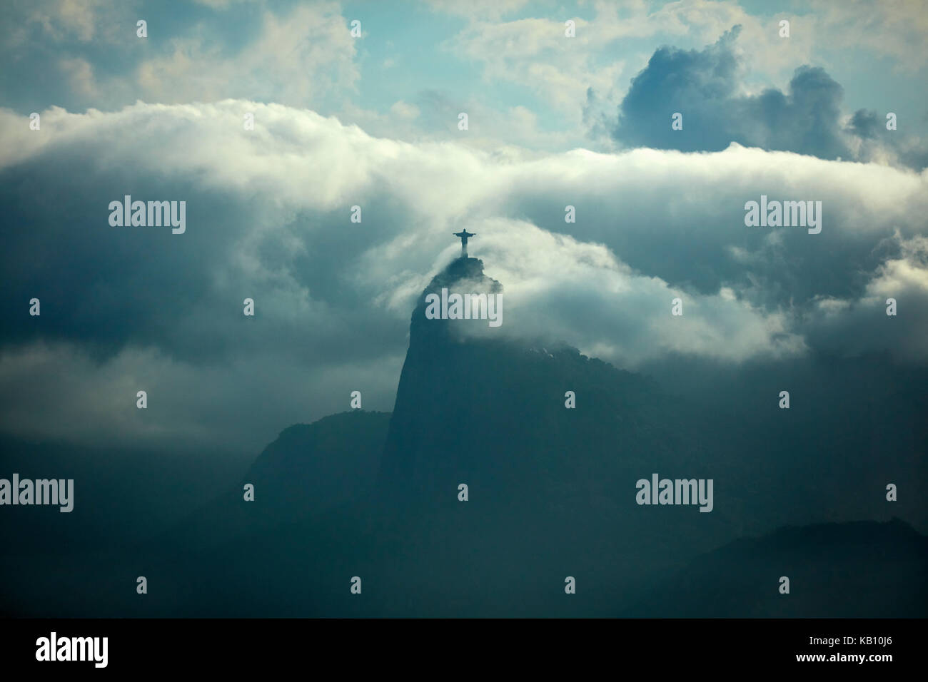 Cristo Redentor en las nubes en la cima del Corcovado, visto desde el Parque de la Ciudad de Niteroi, Niteroi, Río de Janeiro, Brasil, Sudamérica Foto de stock