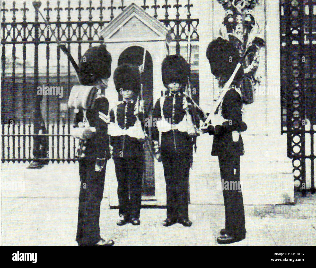 1932 - Cambio de centinelas en el Palacio de Buckingham, hogar de la reina británica Foto de stock