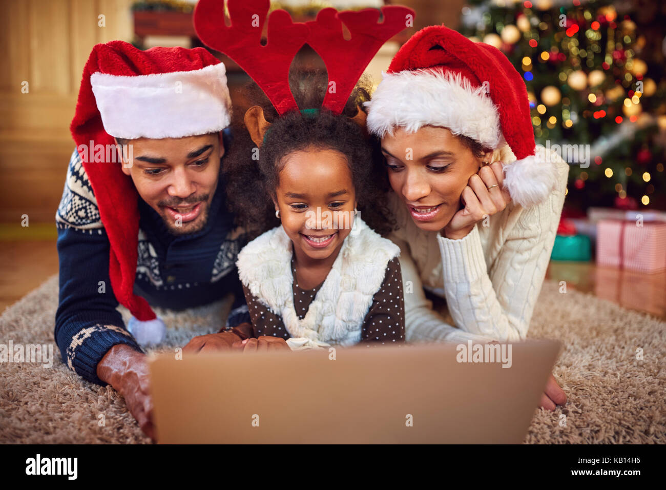 Compras de Navidad en línea- familia feliz surf en equipo Foto de stock