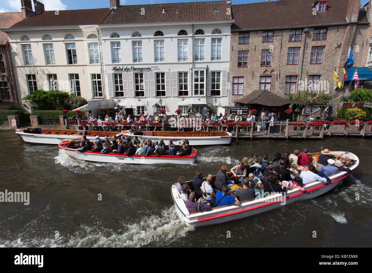La ciudad de Brujas, Bélgica. vista pintoresca de los turistas en un tour  en bote por el canal con el hotel De Orangerie en el fondo Fotografía de  stock - Alamy