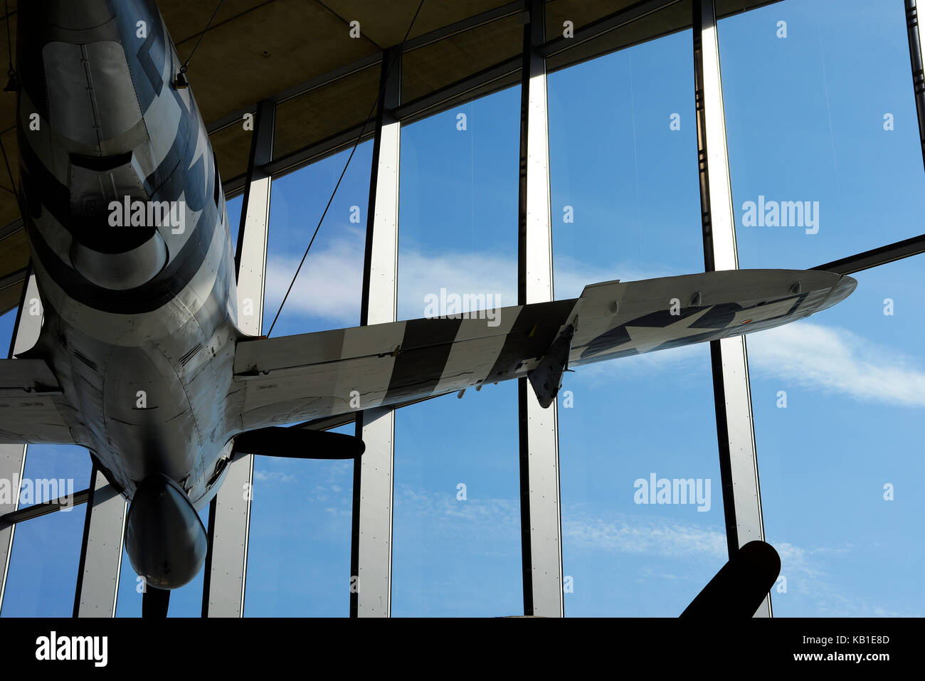 República P-47 Thunderbolt mirando fuera a través del vidrio del Museo del Aire Americano en el IWM Duxford Foto de stock