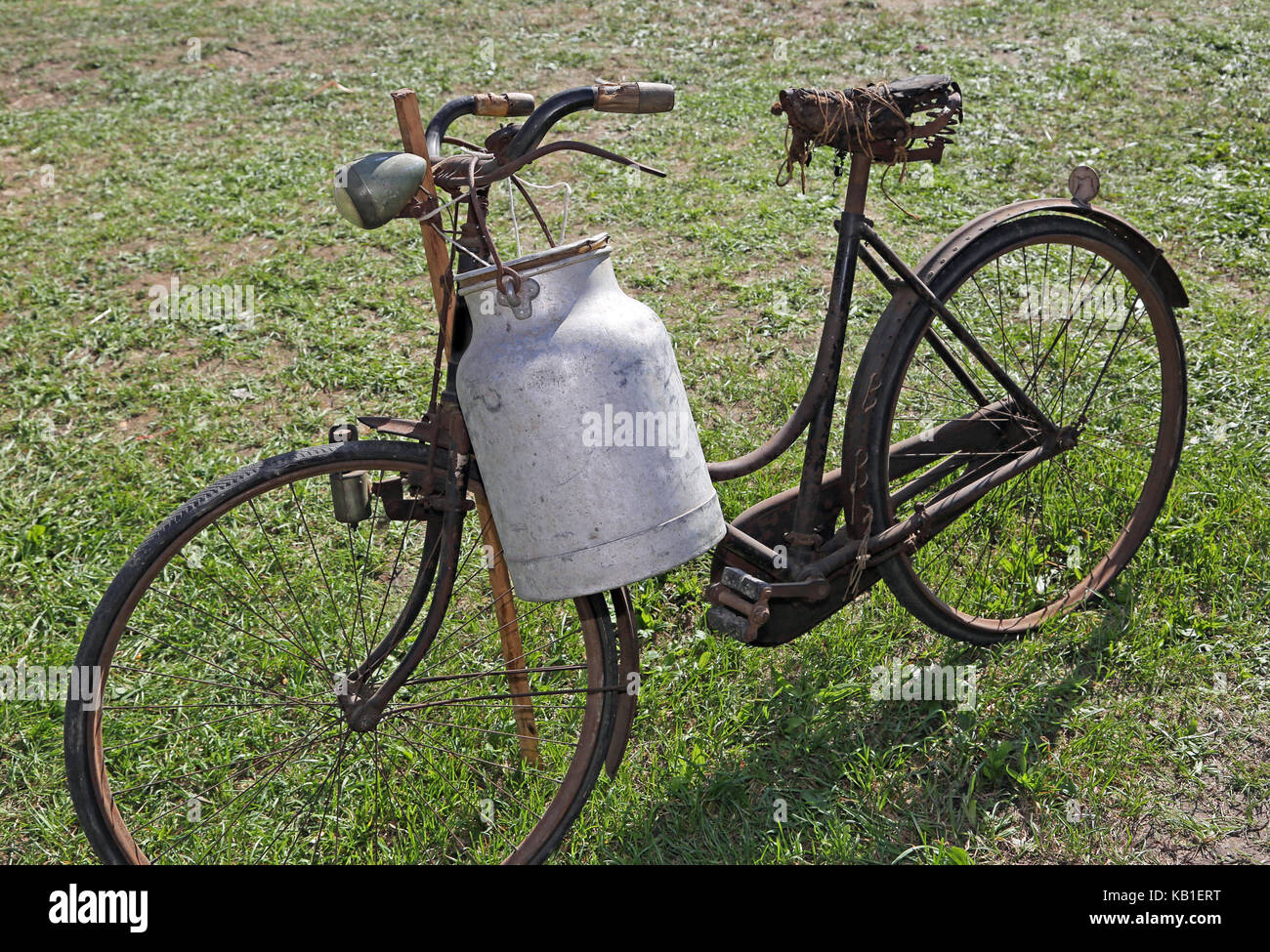 Vieja bicicleta lechero y la bandeja de aluminio para transportar