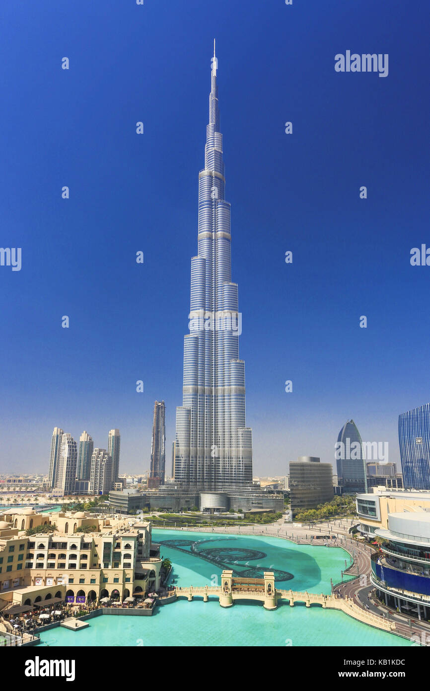 Vista en el parque Emaar y el Burj Khalifa Gebäude, Dubai, Foto de stock