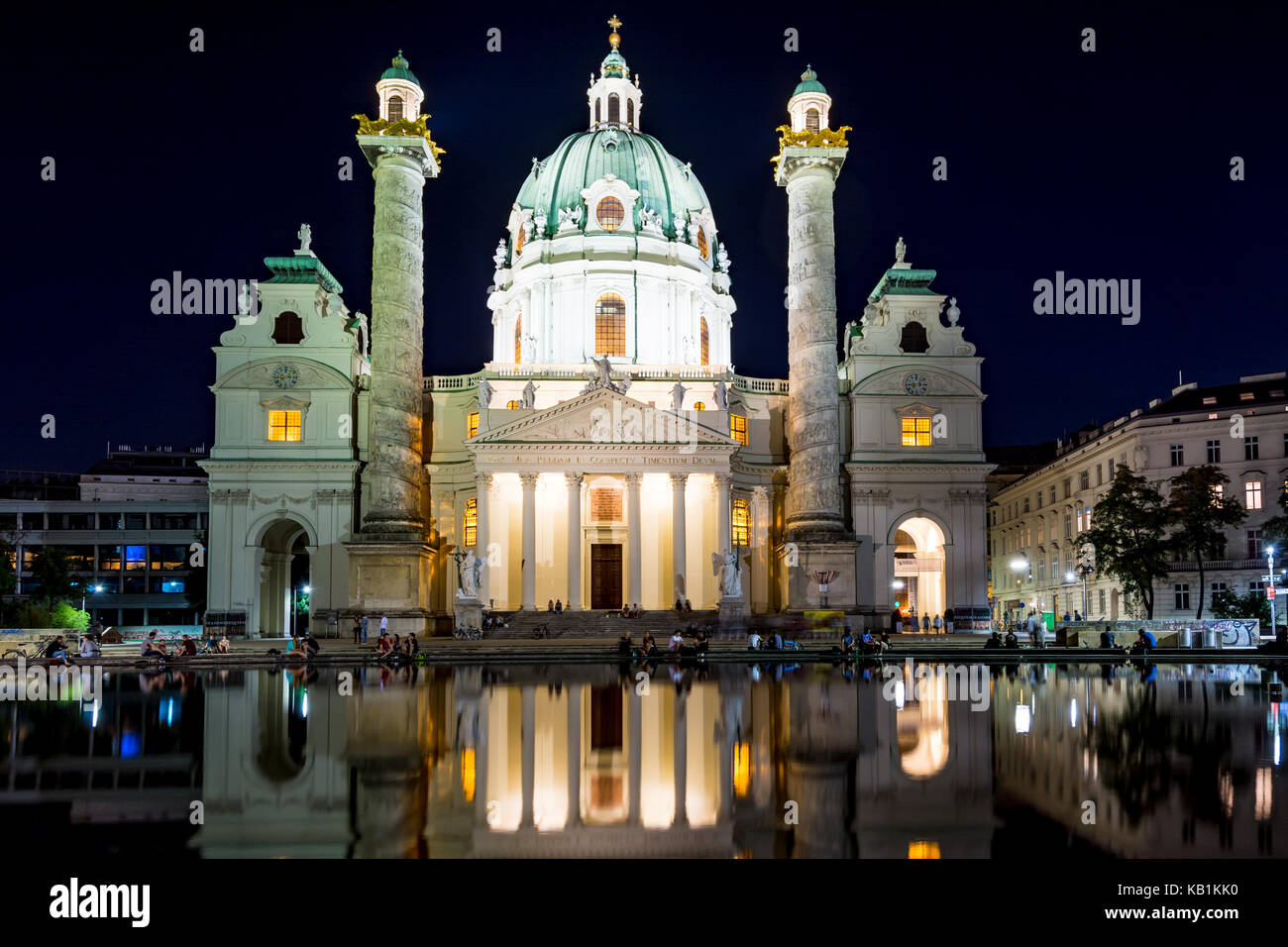 Viena, Austria - 30 de agosto: los turistas en el iluminado karlskirche barroco en Viena, Austria, el 30 de agosto de 2017. La iglesia es considerada la más Foto de stock