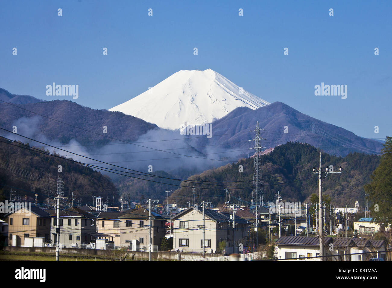 Japón, Monte Fuji, ciudad de tsuru en primer plano Foto de stock
