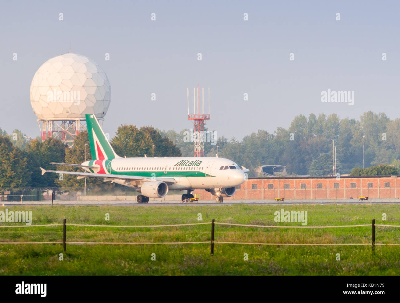 Un avión de Alitalia sólo aterrizó en el aeropuerto de Linate de Milán en la región de Lombardía (norte de Italia. Alitalia está pasando por problemas financieros Foto de stock