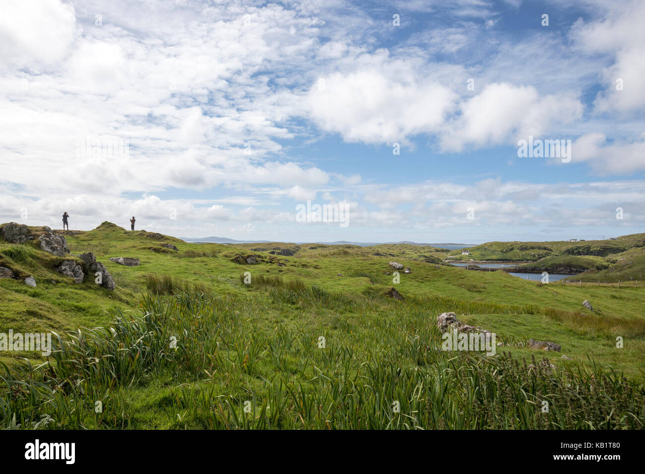 Los turistas cerca de st clements iglesia, rodel en Harris, una isla de las Hébridas escocesas Foto de stock