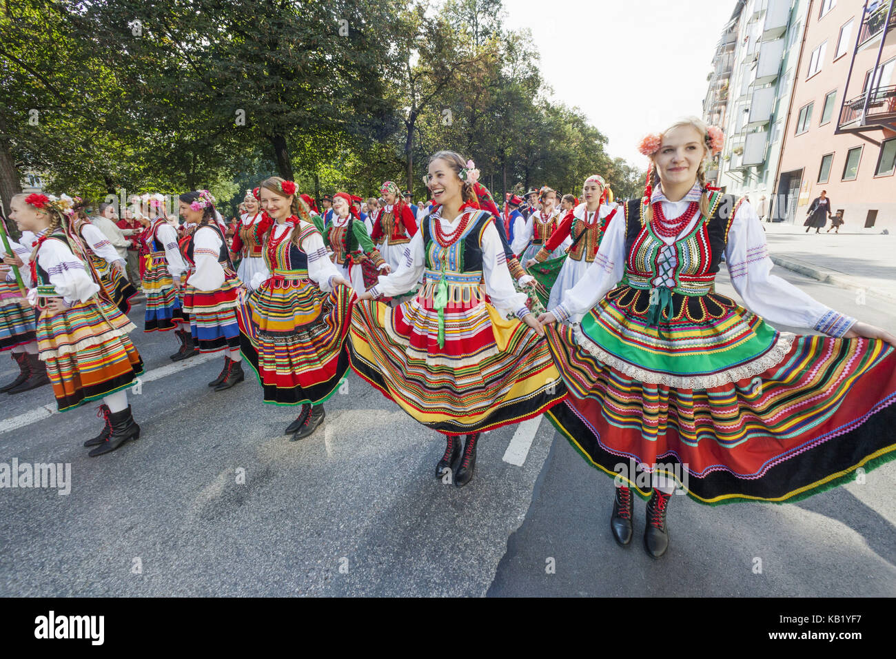 Alemania, Baviera, Munich, Oktoberfest, tradicional desfile, polaco niñas en trajes tradicionales, Foto de stock