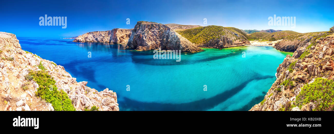 Playa de Cala domestica, costa verde, Cerdeña, Italia Cerdeña es la segunda isla más grande del mar mediterráneo. Foto de stock