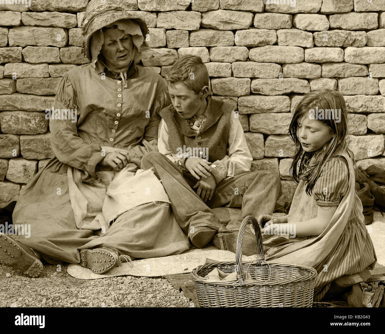 Señora victoriana y los niños en un evento histórico en sepia Foto de stock