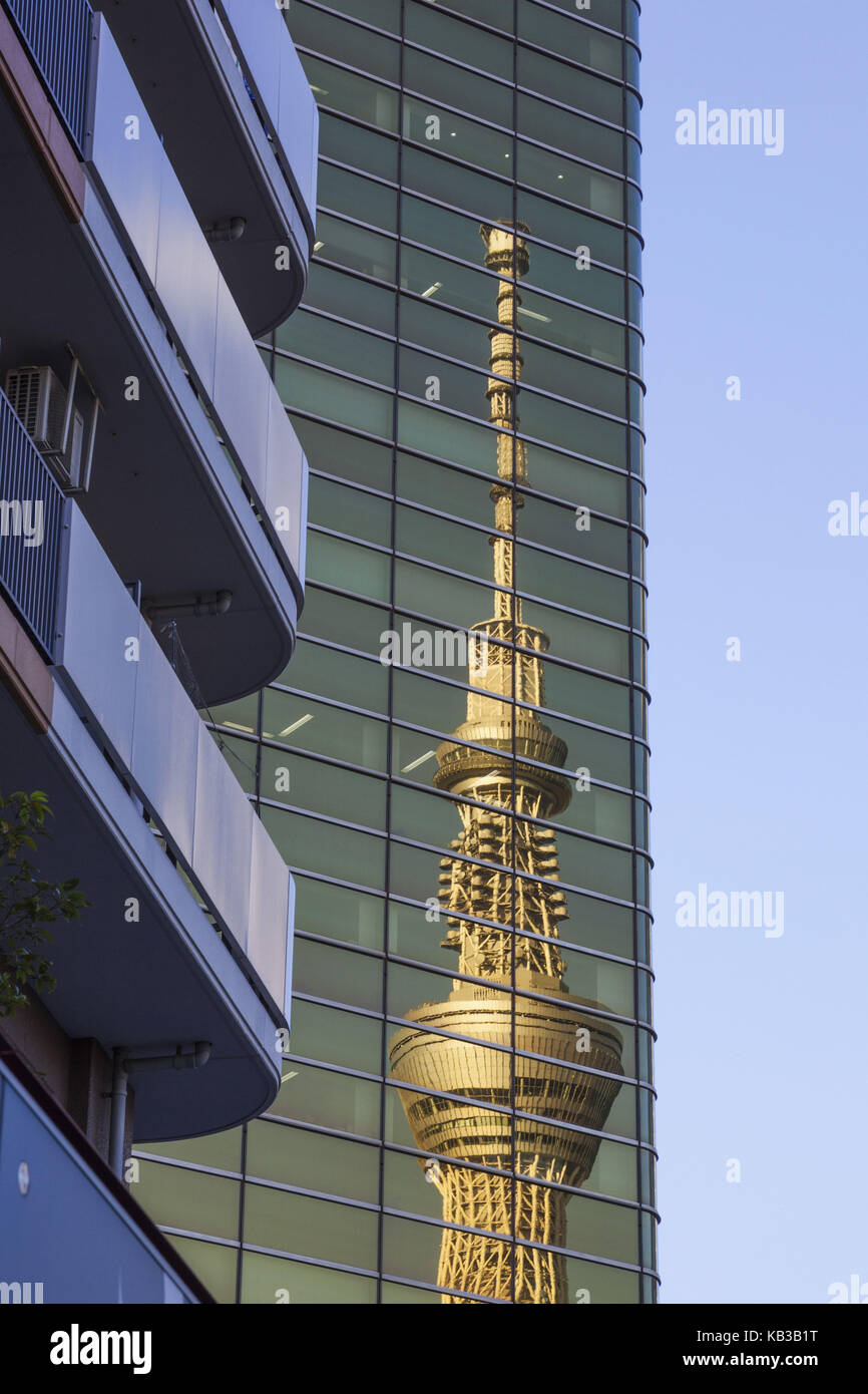 Japón, Honshu, Tokio, Asakusa, bloque de oficinas de gran altura, fachada, mirroring skytree torre, Foto de stock