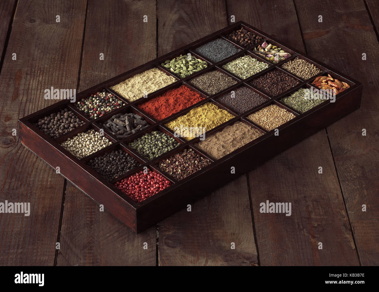 Caja con diferentes especias, Foto de stock