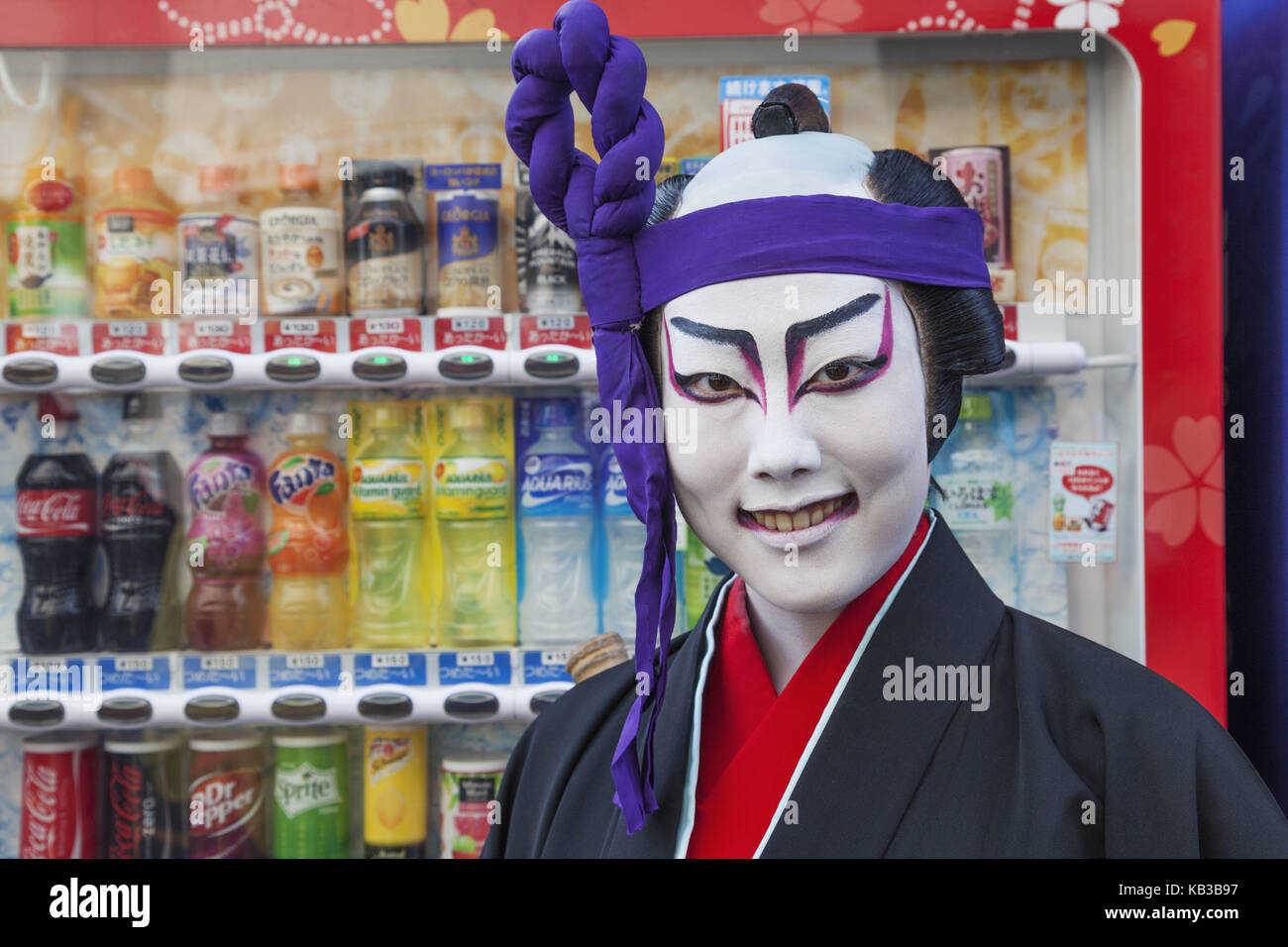 Japón, Honshu, Tokio, Asakusa, Jidai Matsuri festival, participante, vestuario, pintura facial, actor de kabuki, retrato, Foto de stock
