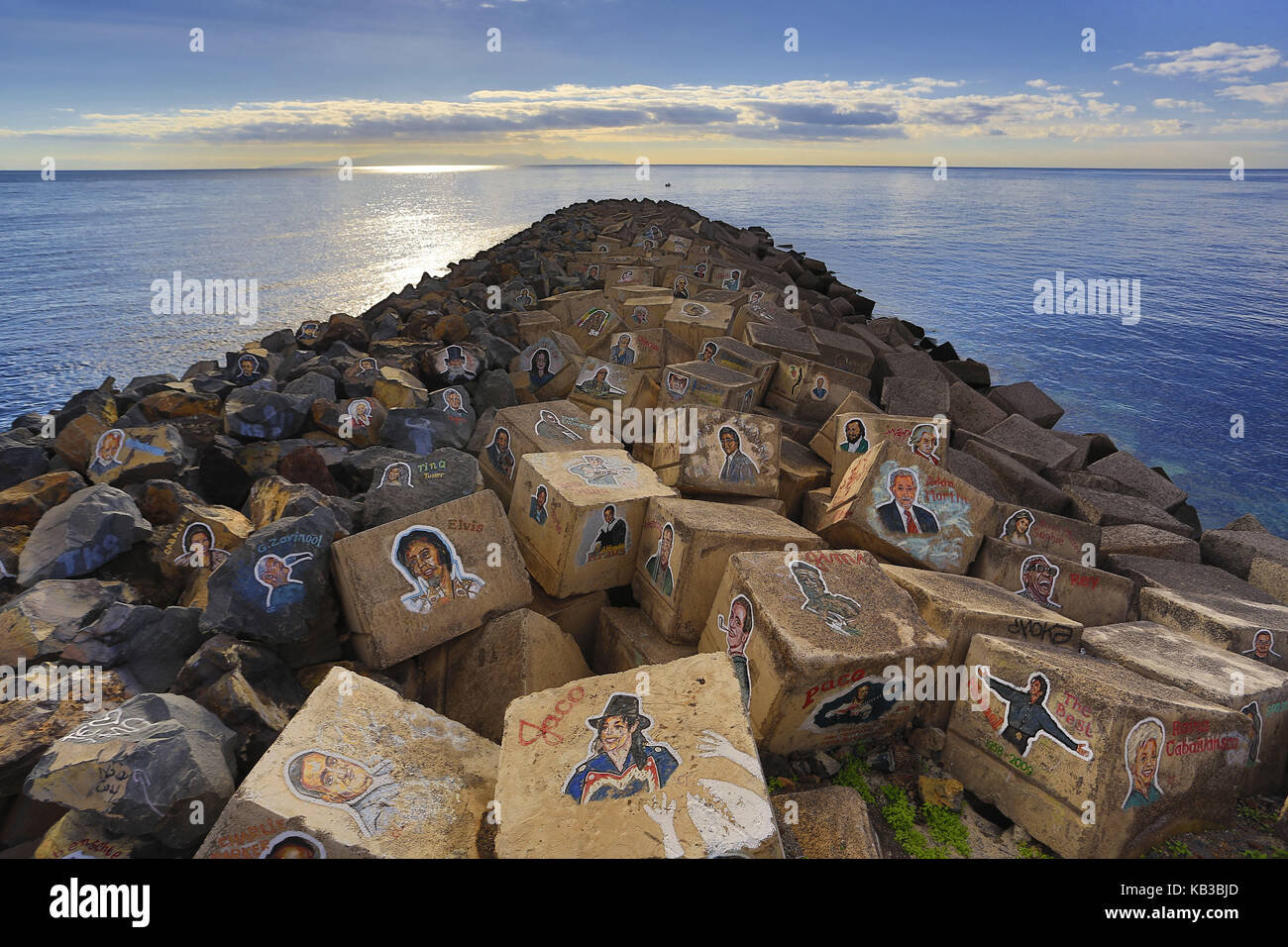 España, Islas Canarias, Tenerife, Santa Cruz de Tenerife, piedras pintadas en el auditorio de Tenerife, Foto de stock