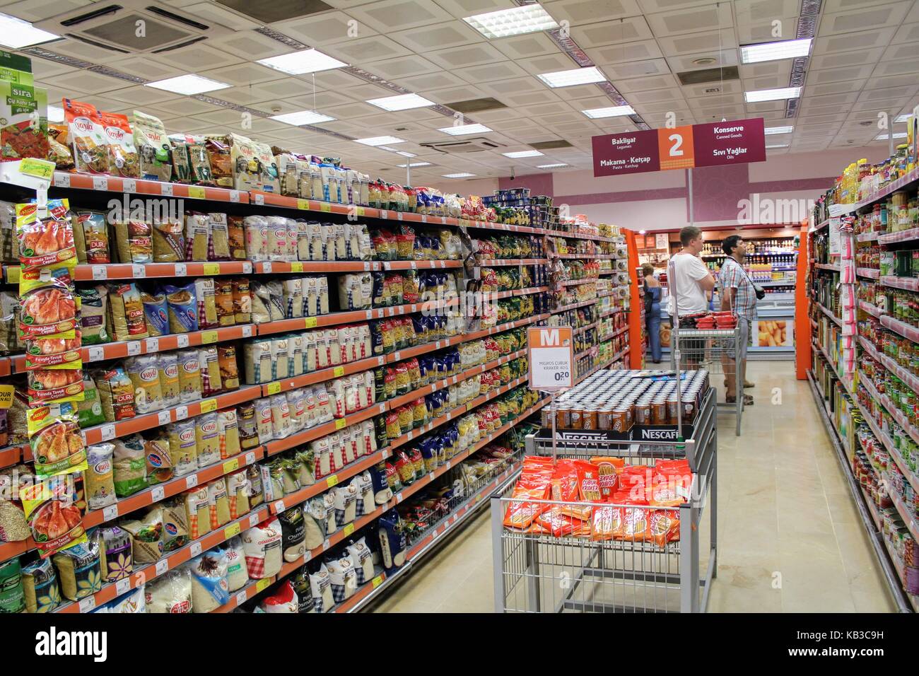 En el interior del supermercado 'migros' cerca del terraplén (alanya, Turquía). Foto de stock