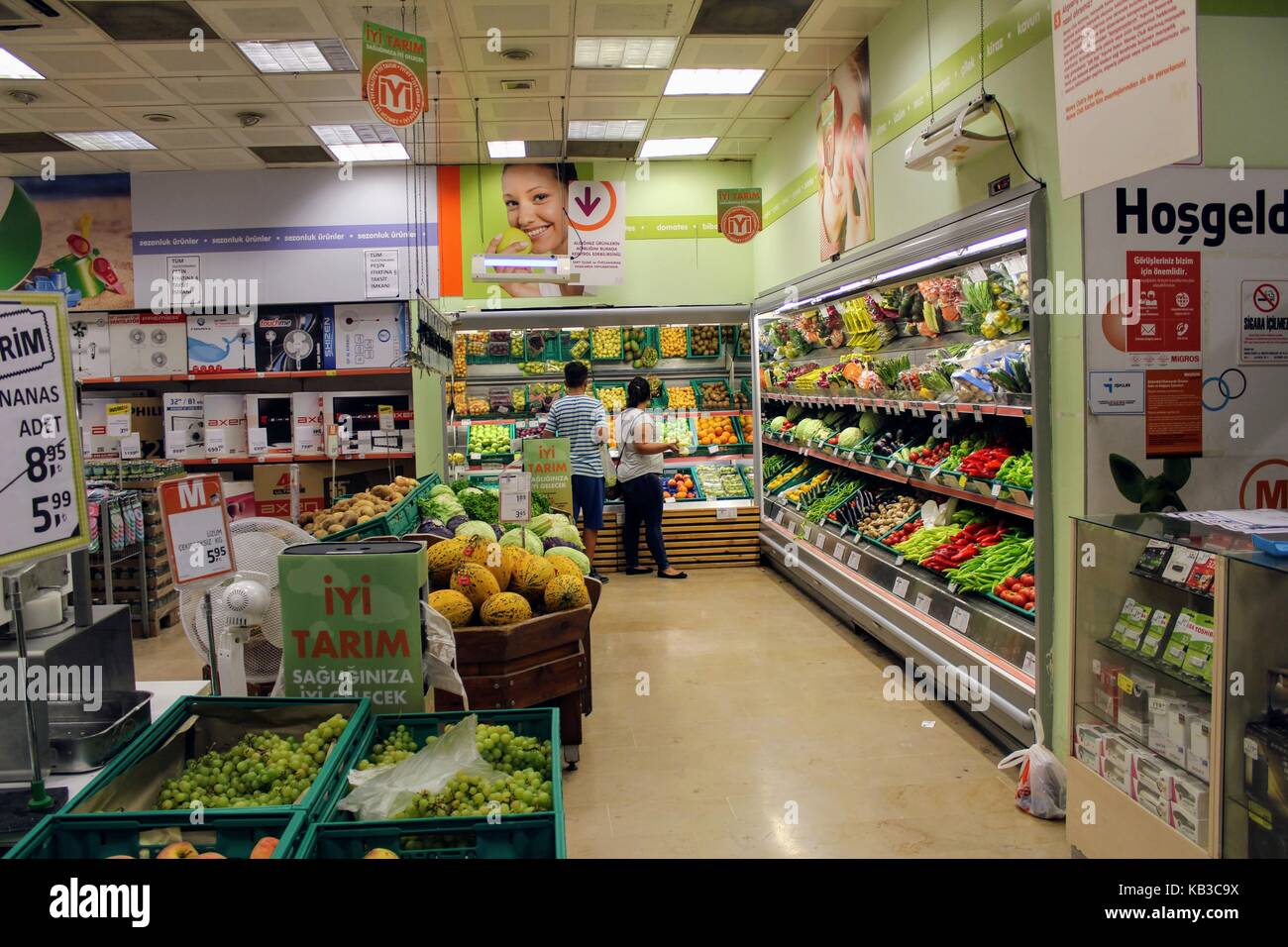 En el interior del supermercado 'migros' cerca del terraplén (alanya, Turquía). Foto de stock