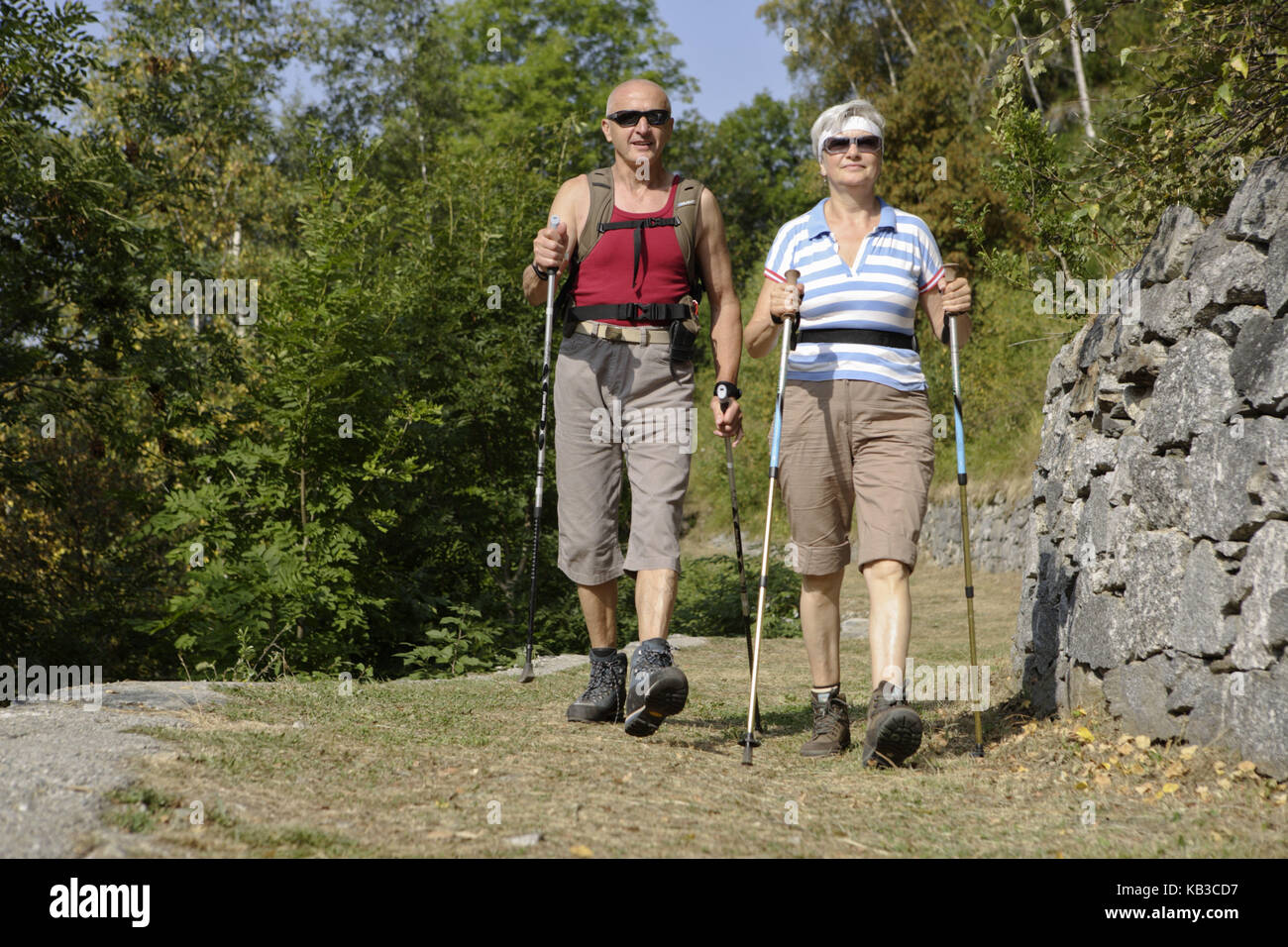 Pareja de ciudadanos mayores, senderismo, vacaciones en las montañas, Frasnedo, Lago di como, Italia, Foto de stock