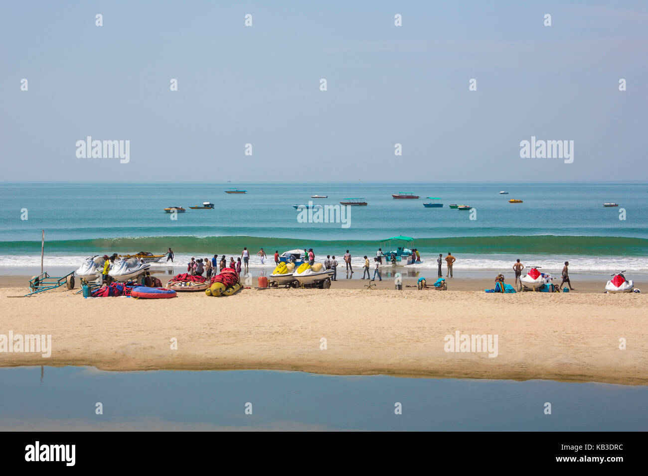 La India, Goa, playa de Colva, turistas y las botas en la playa Foto de stock