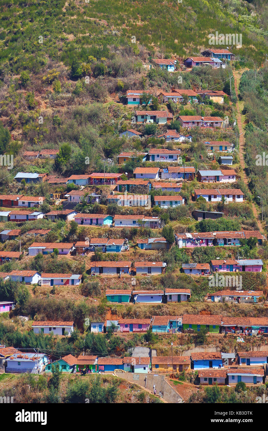 La india, Tamil Nadu, Ooty, casas residenciales en Hillside situación Foto de stock