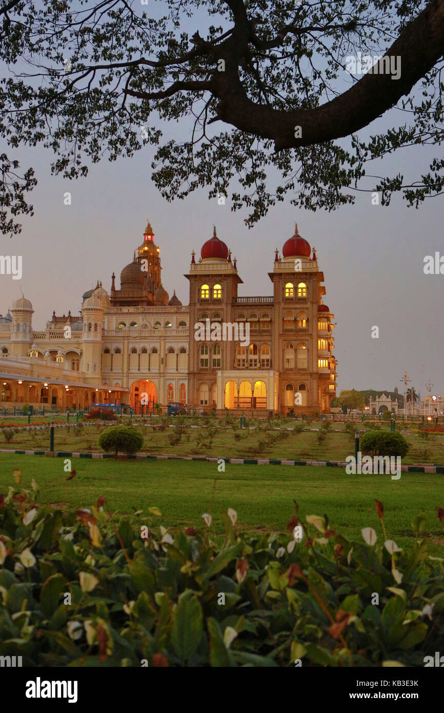 La india, Karnataka, Mysore, palacio de noche Foto de stock