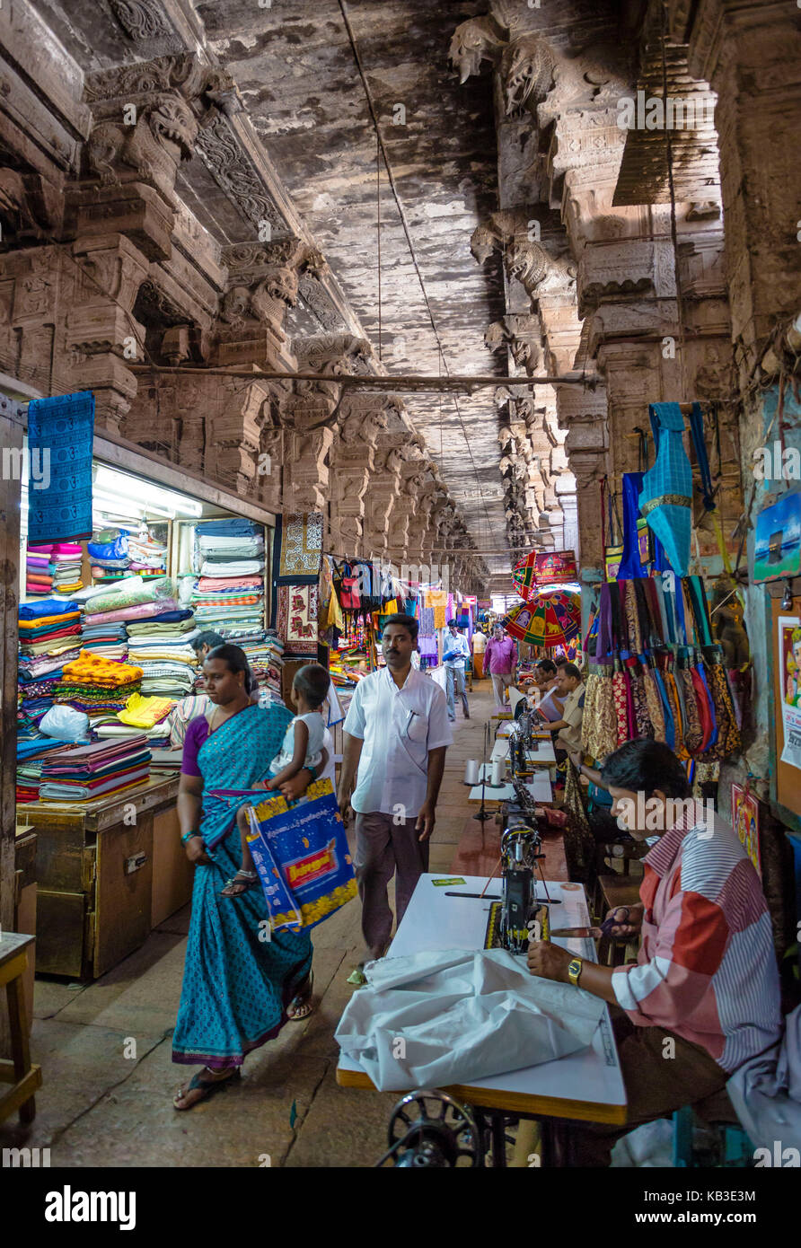 La india, Tamil Nadu, Madurai, Templo Minakshi, sastre en el trabajo Foto de stock