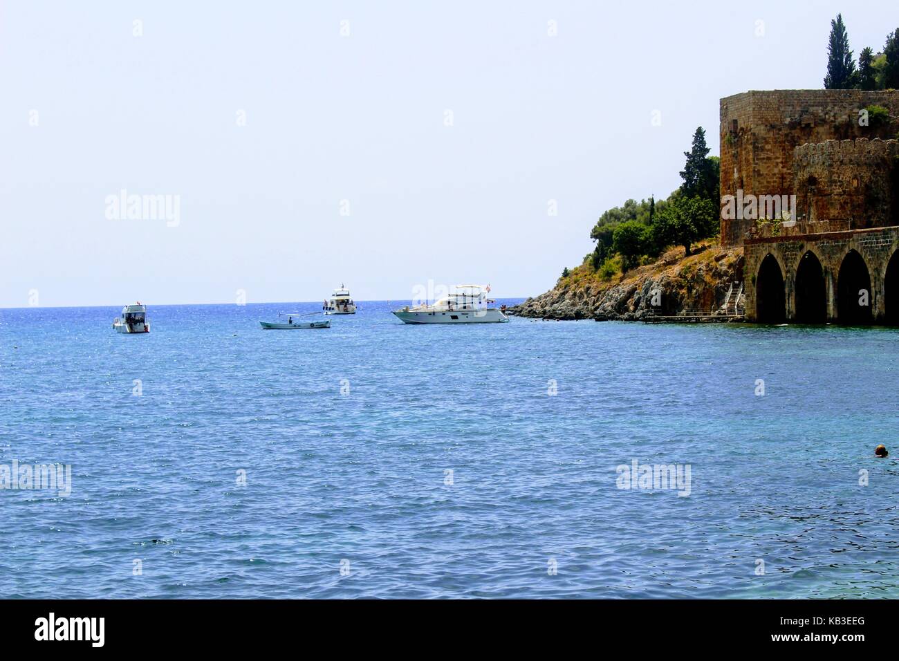 Vista desde el terraplén del antiguo astillero kızıl kule y barcos en Antalya (Turquía) en julio de 2017. Foto de stock