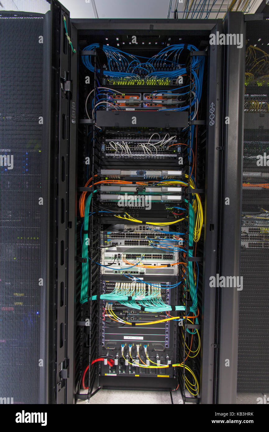 Cableado Estructurado para redes de fibra óptica y video en rack de  comunicaciones Fotografía de stock - Alamy