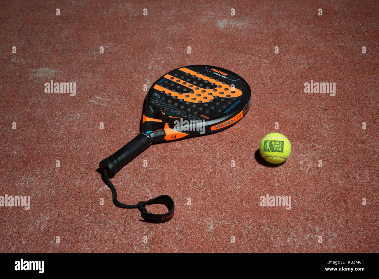 Padel raqueta de tenis y pelotas de padel en un campo Foto de stock