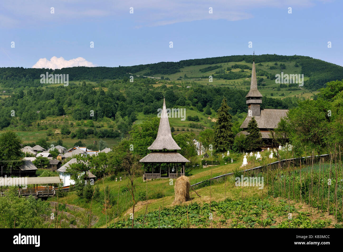 Rumania, región de Maramures, montañas de los Cárpatos, valle de Iza, iglesia de Poienile Izei (Biserica Poienile Izei), catalogado por el patrimonio mundial de la Unesco Foto de stock