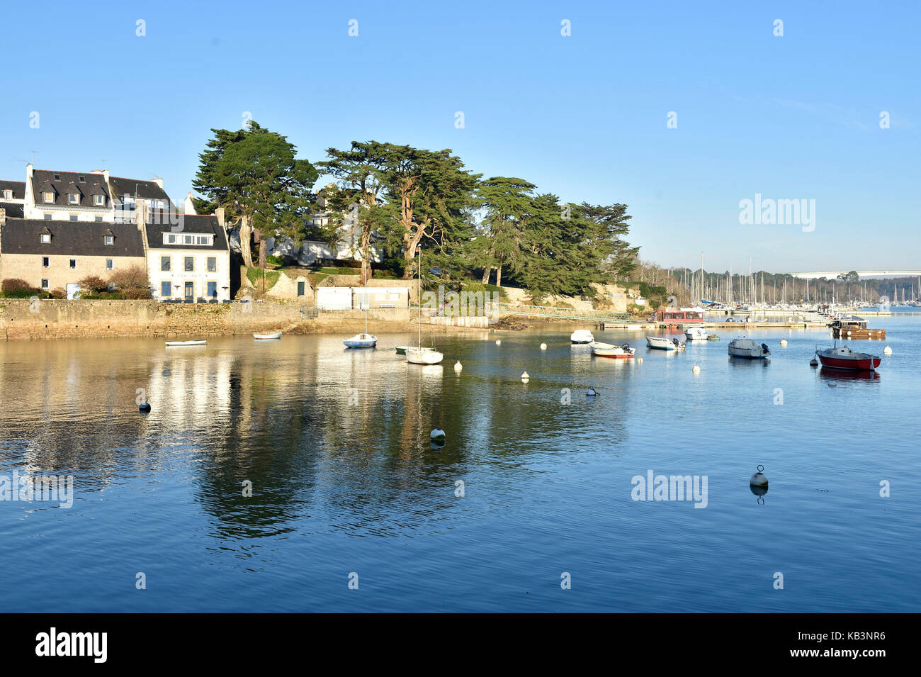 Francia, Finisterre, combrit sainte, pequeño puerto marina a lo largo del río odet benodet mirando en la orilla Foto de stock