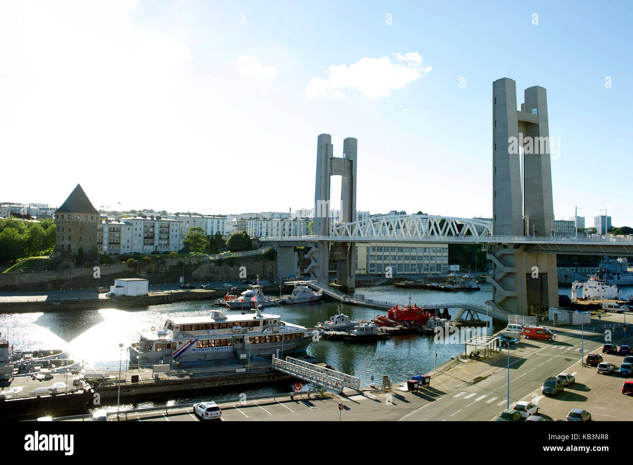 Francia, Finisterre, Brest, tanguy tower y el puente recouvrance domina la penfeld y buques de guerra en el arsenal Foto de stock