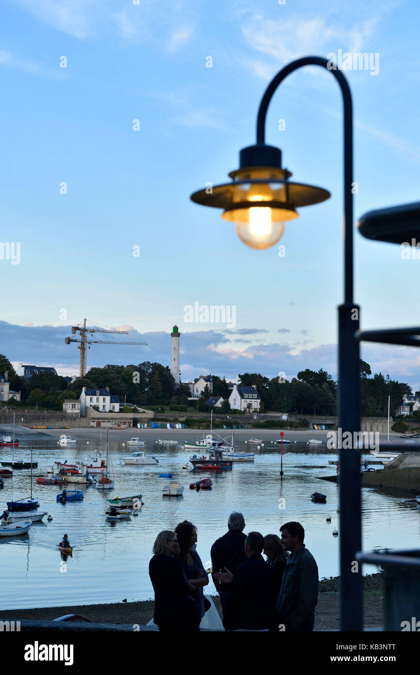 Francia, Finisterre, combrit sainte marine Harbour, a lo largo del río odet benodet mirando en la orilla Foto de stock