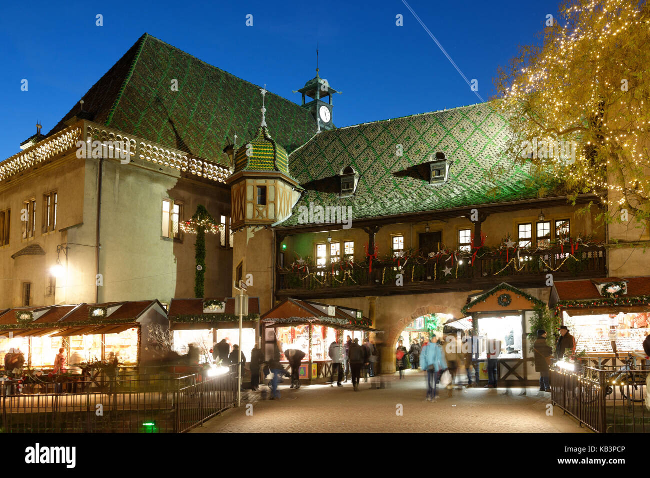 Francia, Alto Rin, Colmar, mercado de Navidad en la Place de l'Ancienne Douane, el antiguo douane o edificio de control de aduanas (Koifhus) Foto de stock