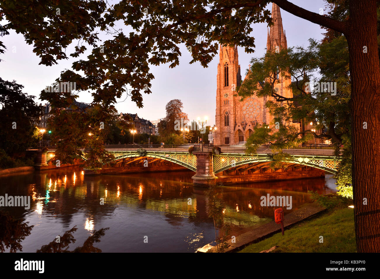 Francia, Bas Rhin, Estrasburgo, casco antiguo catalogado como patrimonio mundial por la UNESCO, la iglesia de San Pablo y auvergne puente que cruza el río Ill Foto de stock