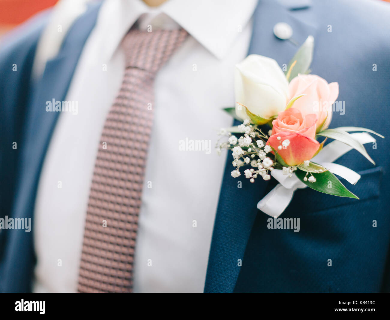 La flor en el ojal de traje chaqueta de boda para la solapa del novio, el  novio Fotografía de stock - Alamy