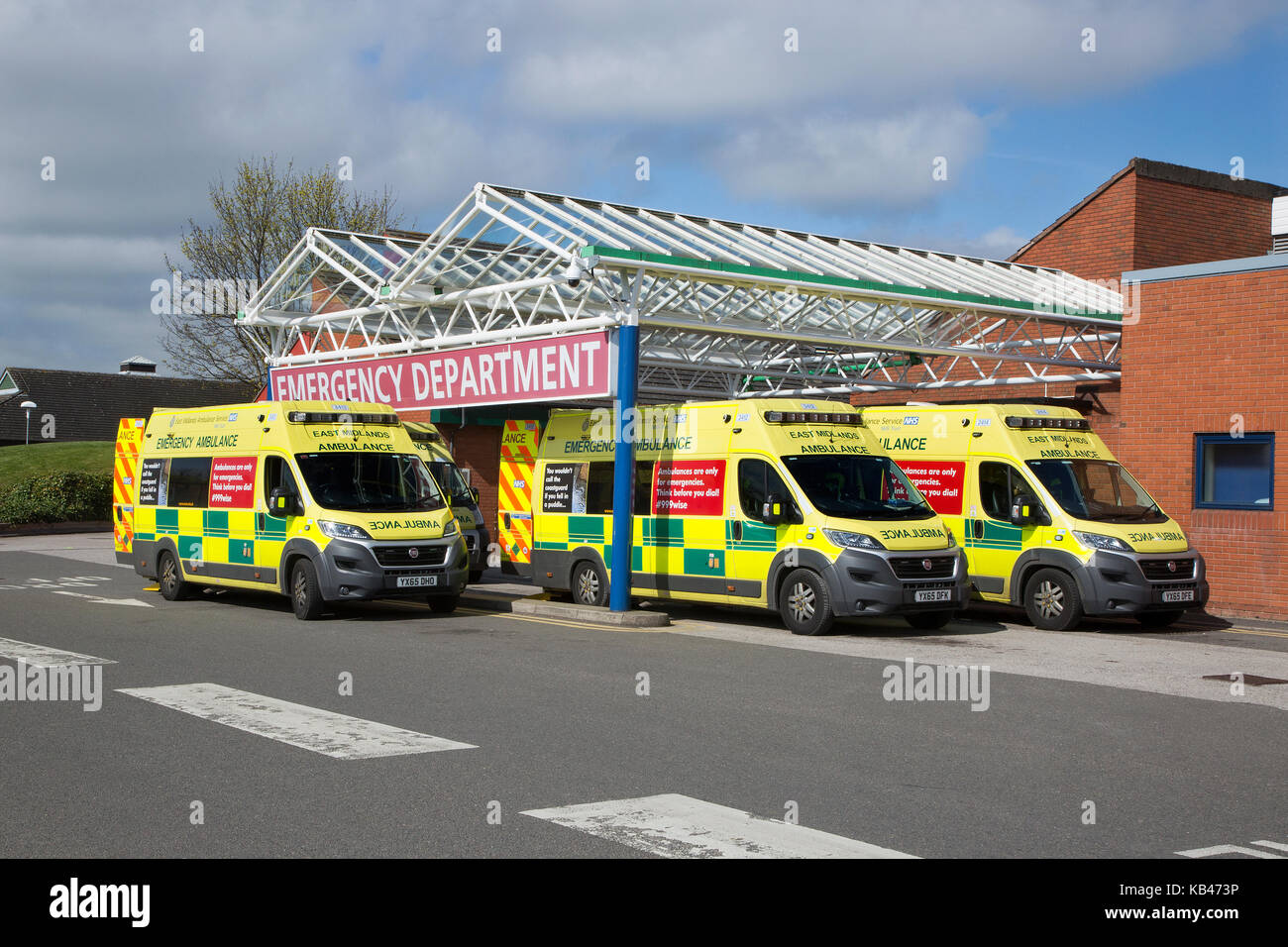 Paramédico de ambulancias fuera del departamento de emergencia del hospital Foto de stock